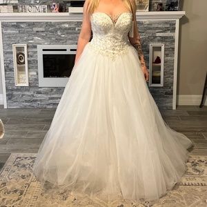Never worn wedding dress